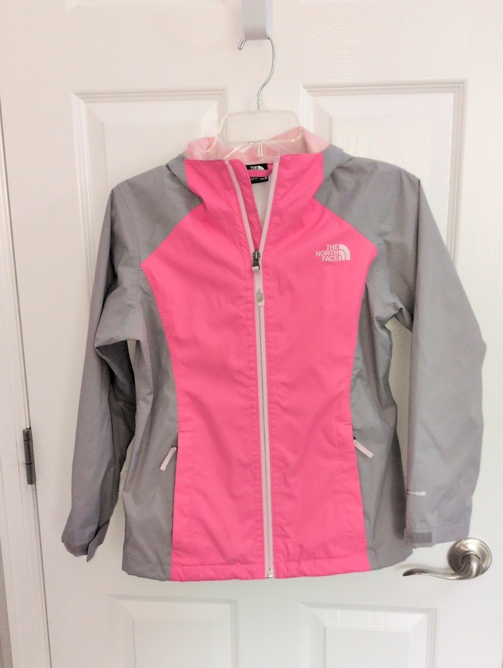 The North Face Girls HyVent Waterproof Hooded Rain Jacket / Windbreaker - M